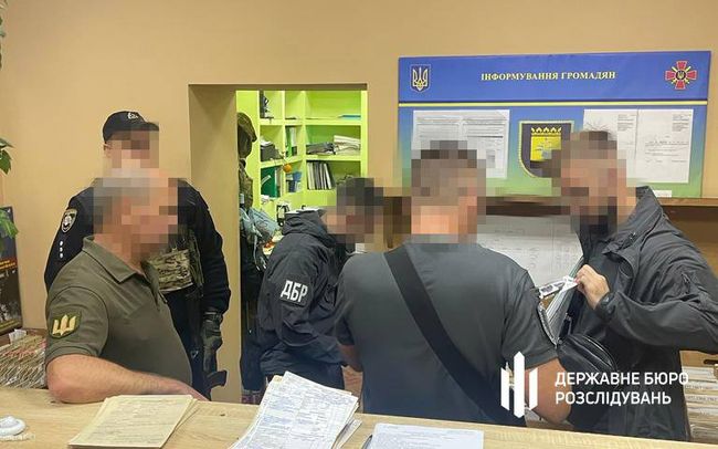 На Донеччині судитимуть працівників військкомату, які за гроші підробляли документи для виїзду за кордон — ДБР