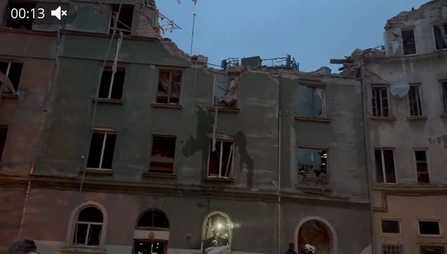 Этой ночью россияне попали в многоэтажку во Львове