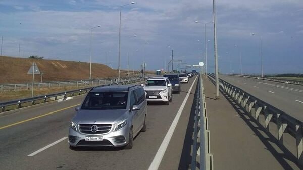 В російському Оперативному штабі Криму повідомили про тимчасову зупинку руху Кримським мостом