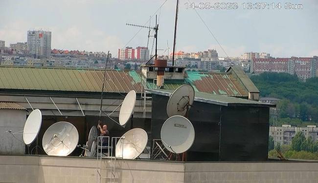 Российские спецслужбы установили десятки антенн и спутниковых тарелок на крыше российского посольства в Молдове для слежки за властями Молдовы