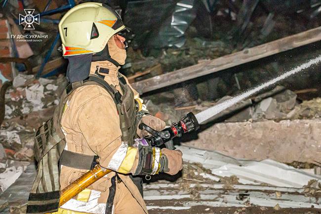Харків: в результаті ворожих ракетних обстрілів сталася пожежа в складській будівлі