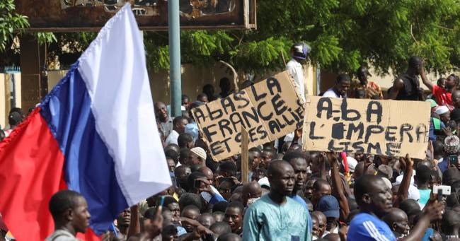 Власти Нигера предотвратили штурм посольства Франции