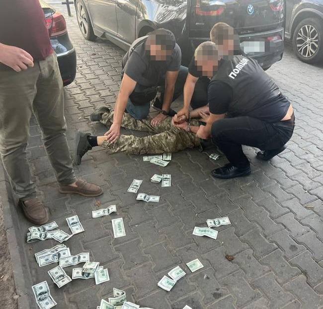 В Хмельницкой области задержали военкома за получение взятки в размере 4500 долларов США