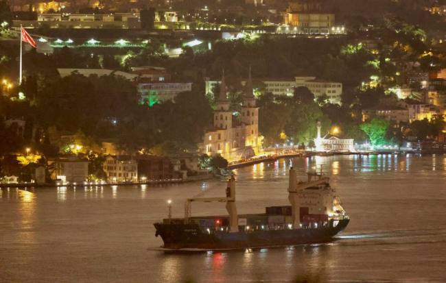 Между тем, прошлой ночью пролив Босфор прошло российское судно Sparta IV