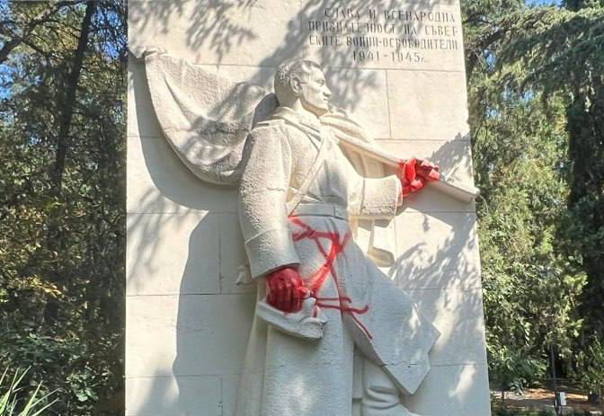 У Болгарії пофарбували червоним монумент на могилі радянських солдатів