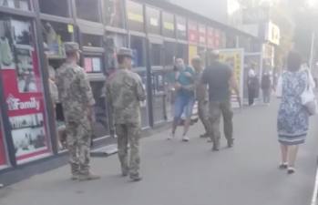У Києві військком погрожував чоловіку пістолетом, намагаючись вручити повістку.