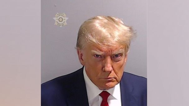 Дональд Трамп опублікував у Twitter своє тюремне фото.