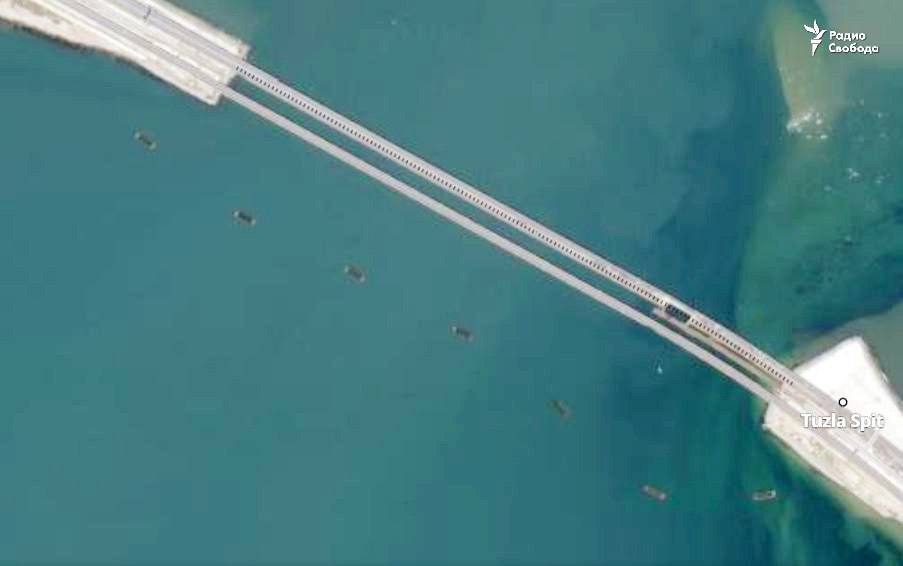 Спутниковые снимки барж южнее Керченского моста, выставленные для защиты моста