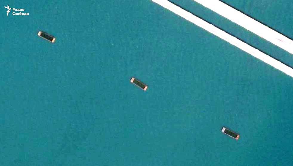 Спутниковые снимки барж южнее Керченского моста, выставленные для защиты моста