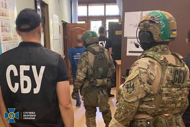 СБУ затримала у Харкові чиновників міграційної служби, які вимагали хабарі за видачу паспортів України