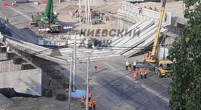 У Києві на Шулявці впали декілька прогонів нового Дегтярівьского мосту