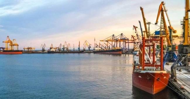 Усі три ключові чорноморські порти України відновили приймання суден — Bloomberg