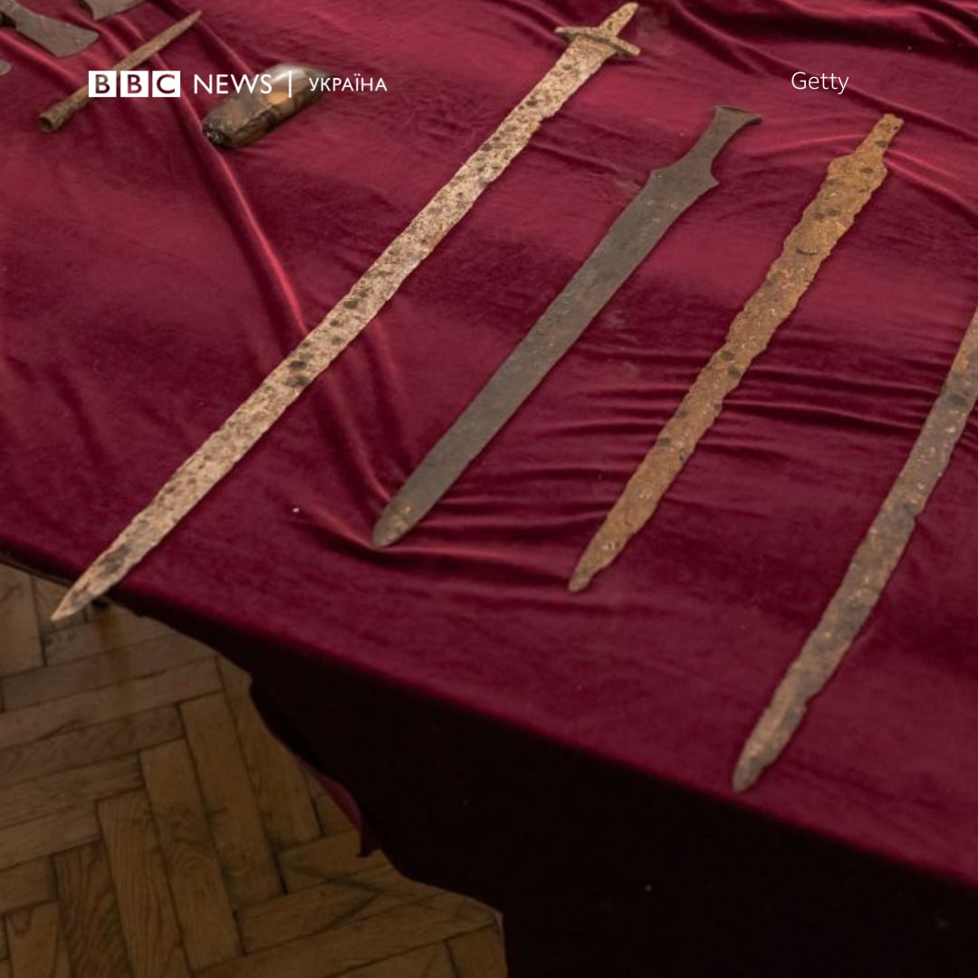 В Україну повернули 14 цінних історичних артефактів, які викрали російські військові з окупованих територій