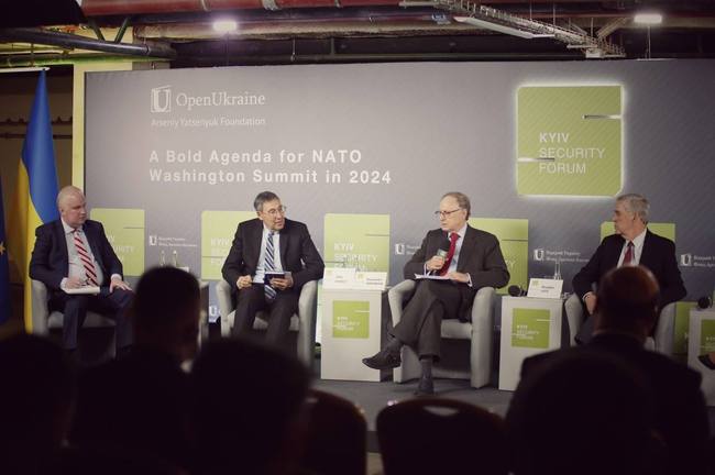 Дехто пропонує, що вступ України у НАТО можливий тільки після війни. Але це буде тільки стимулювати Росію продовжувати конфлікт