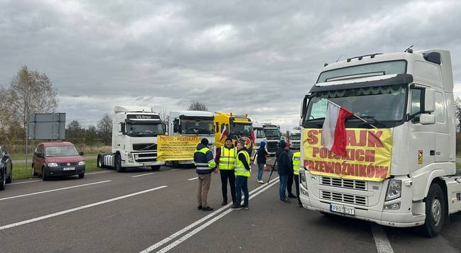 У Польщі перевізники заблокували рух вантажівок з України