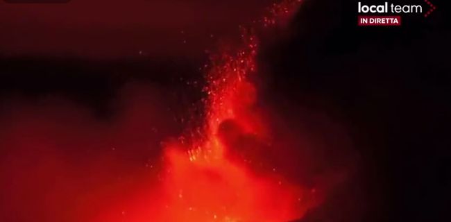 В Італії на острові Сицилія розпочалося виверження вулкана Етна.