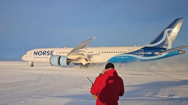 В Антарктиді приземлився найбільший літак за всю історію польотів на континент
