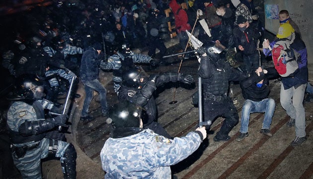 У ніч з 29 на 30 листопада 2013 року відбувся силовий розгін Майдана спецпідрозділом «Беркут»
