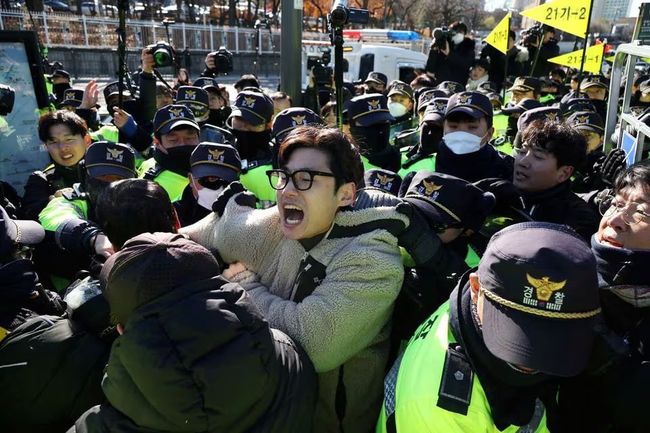 Південнокорейські фермери побилися з поліцією під час протесту проти заборони собачого м’яса