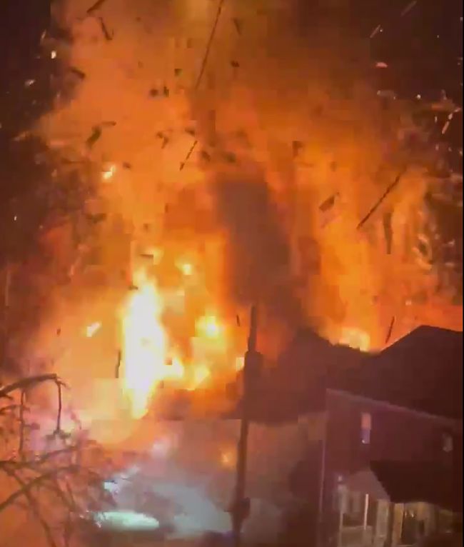 Видео: мощный взрыв прогремел в жилом доме в пригороде Вашингтона