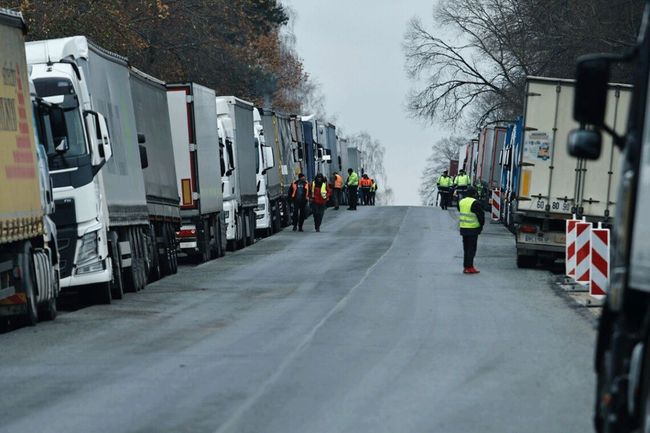 Блокада польських перевізників затримує волонтерську допомогу для ЗСУ — Reuters