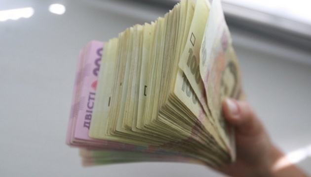 Середня зарплата в Україні перевищила 17 900 гривень