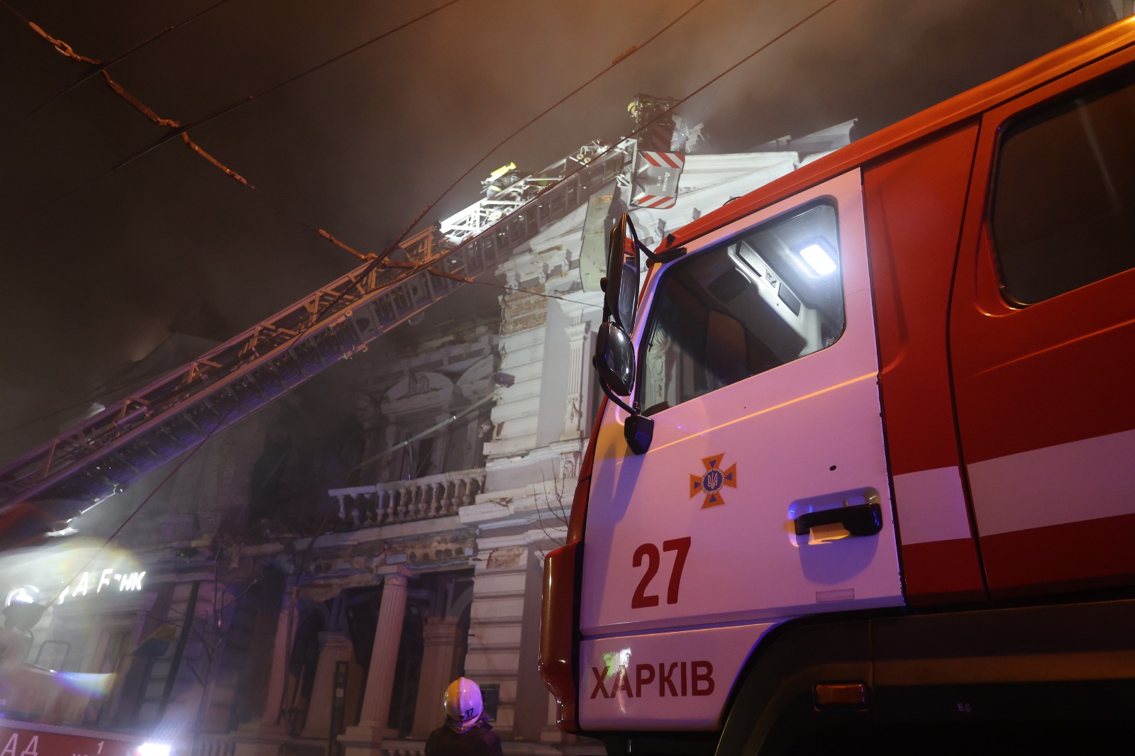 Харків: рятувальники ліквідовують наслідки нічних ворожих ударів