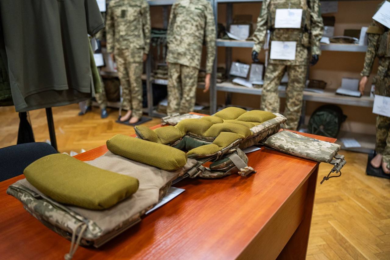 У Міноборони затвердили другий зразок жіночого бронежилету, із демпферними подушками
