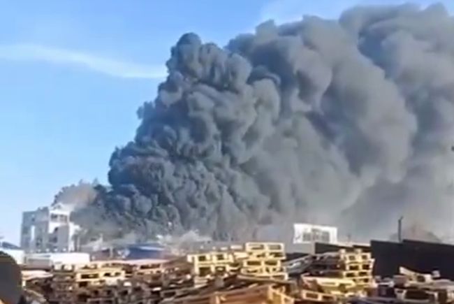 У Ростовській області рф спалахнув поліефірний завод. Пожежі передував вибух (ВІДЕО)