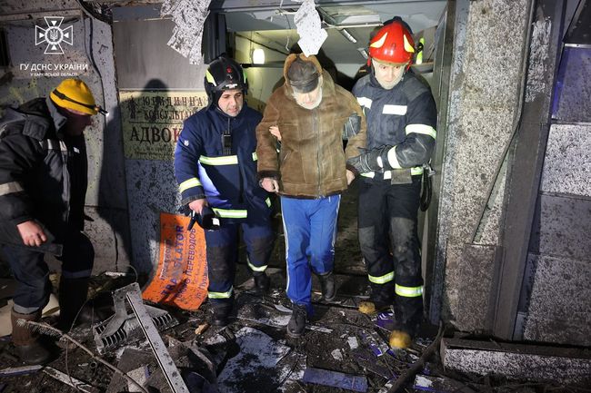 Харків: рятувальники ліквідували наслідки вечірніх ворожих ракетних ударів