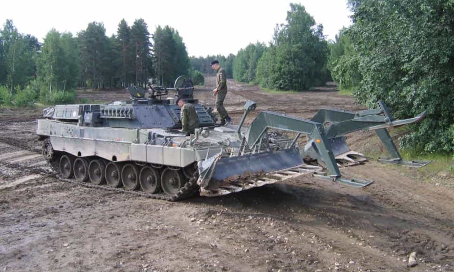 Фінська інженерна броньована машина Leopard 2R на озброєнні Збройних Сил України