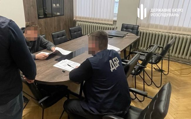 ДБР викрило на Львівщині правоохоронця, який переправив через кордон п’ятьох чоловіків під виглядом водіїв «гуманітарки»