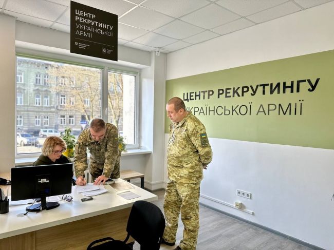 У Львові відкрили перший в Україні центр рекрутингу до армії – пілотний проєкт Міноборони та Львівської міськради
