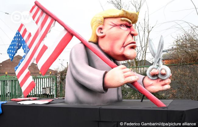 У Німеччині висміяли путіна та Трампа під час карнавалу у божевільний понеділок