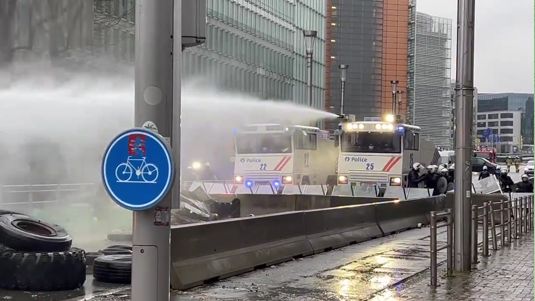 У центрі Брюсселя збунтувалих фермерів поліція розганяє водометами та сльозогінним газом