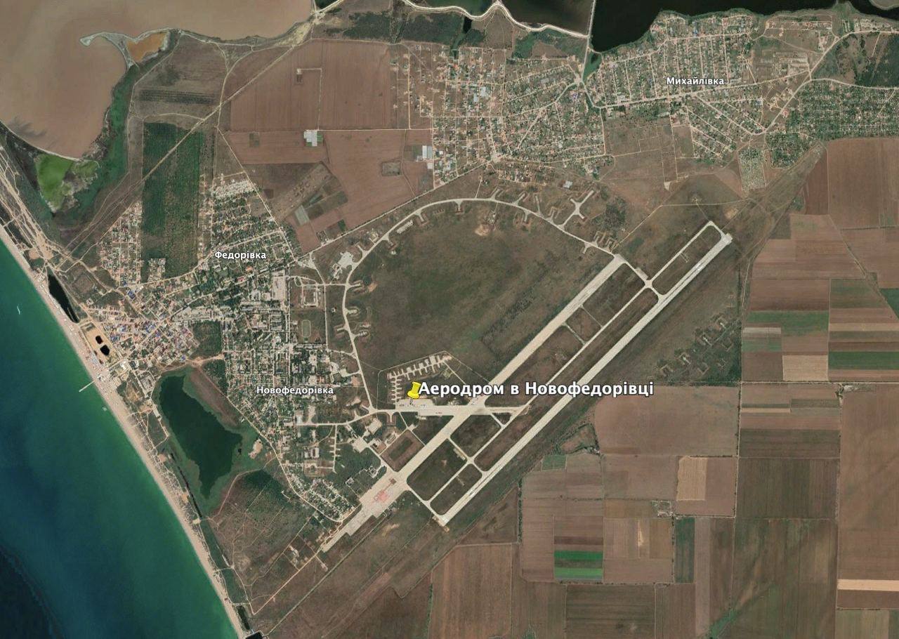 Кримські пабліки повідомляють про пожежу біля аеропорту Сімферополь та вибухи поблизу військового аеродрому Саки
