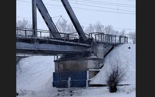 На росії підірвали залізничний міст ― рух поїздів паралізовано