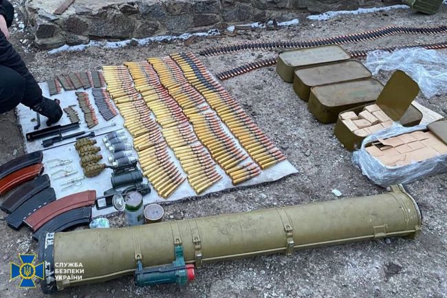 СБУ викрила 4 чорних зброярів, які продавали криміналітету «трофейну» російську зброю та вибухівку