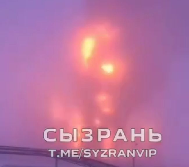 Зажигательное утро на болотах: в Самарской области горят сразу два нефтеперерабатывающих завода