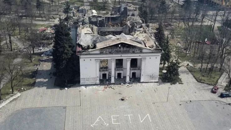 Два года назад Россия разбомбила Драмтеатр в Мариуполе, погибли от 300 до 600 человек