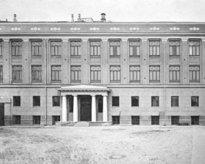 18 березня 1917 року у Києві відкрилася перша українська гімназія