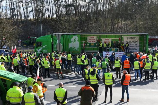Польские фермеры снова протестуют против продукции из Украины... на границе с Германией