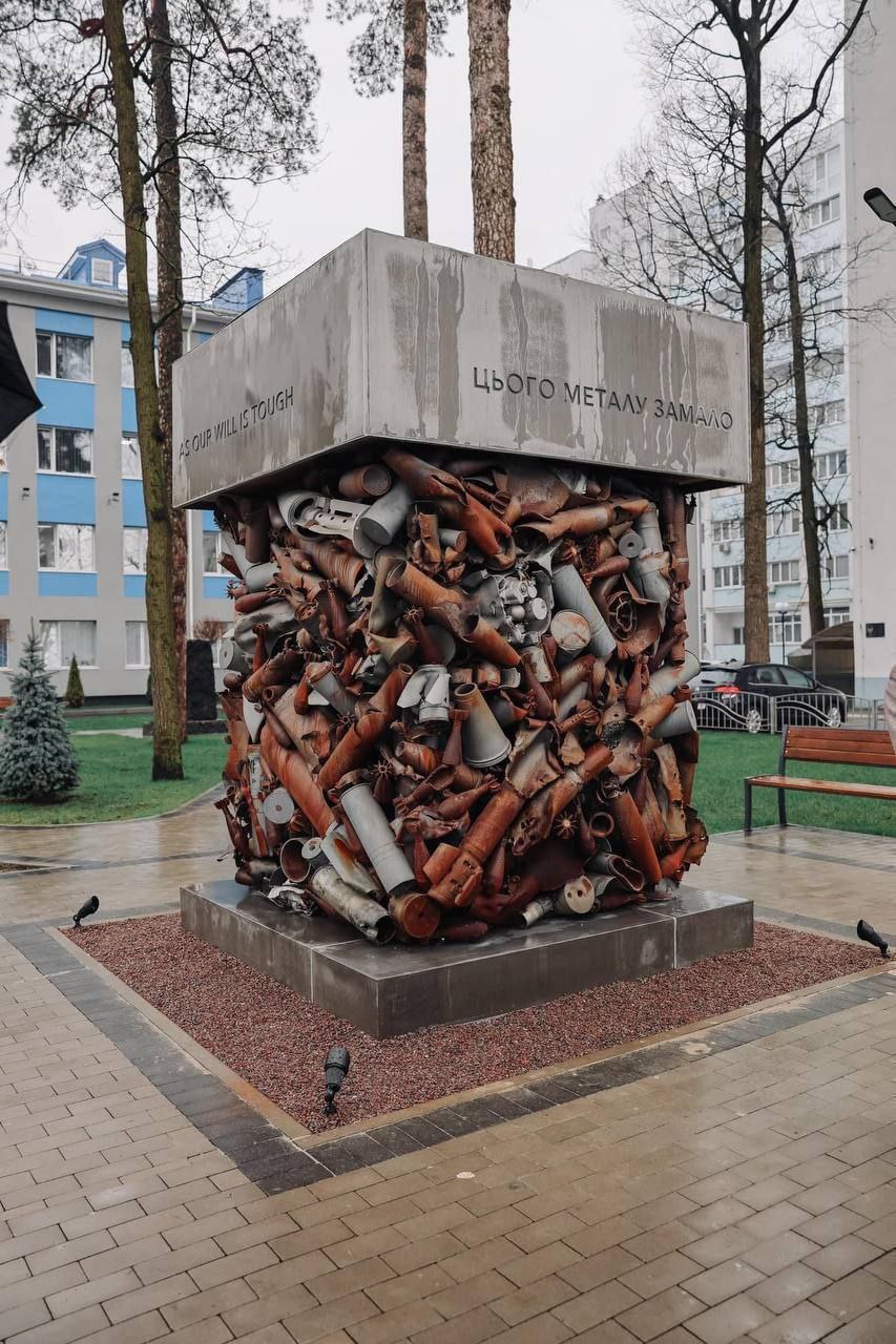 В Ірпені відкрили памятник, виготовлений із залишків руснявих боєприпасів