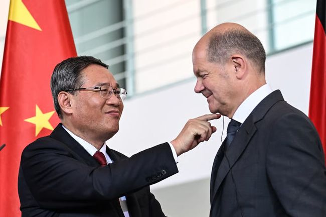 Чому німецький канцлер Олаф Шольц вклоняється китайському дракону — Politico