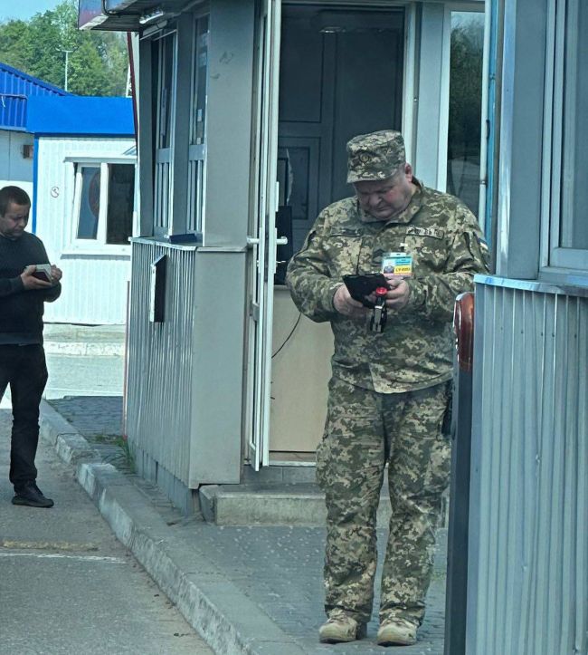 Прикордонник України не хотів випускати з країни ветерана війни без нижніх кінцівок, – екс-військовий Симороз