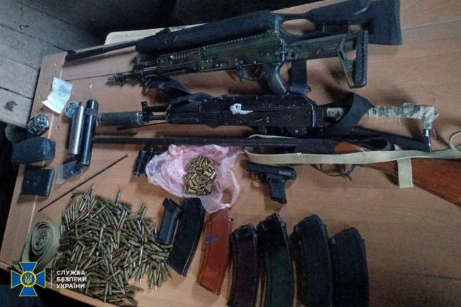 СБУ і Нацполіція затримали «чорних зброярів», які продавали криміналітету трофейну снайперську зброю та вибухівку