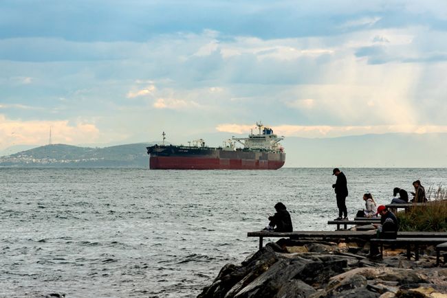 росія знайшла нове місце для перевалки своєї нафти у Середземному морі