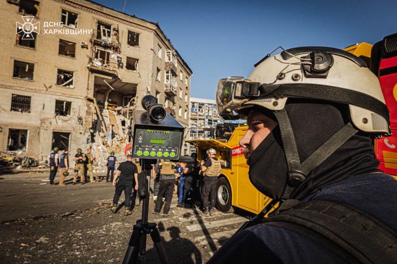 Харків: рятувальники ліквідували наслідки ворожого ракетного удару по житловій 5-поверхівці (ФОТО)