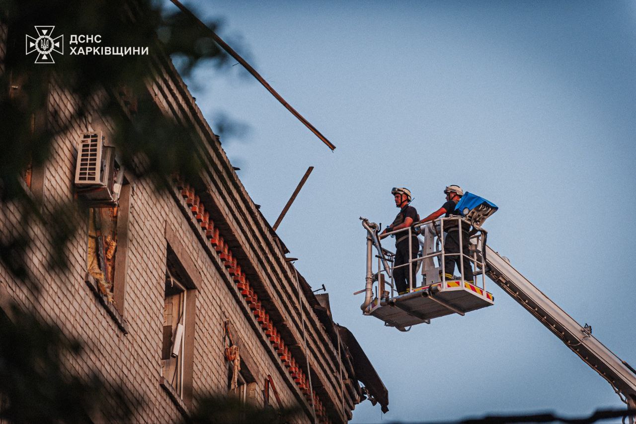 Харків: рятувальники ліквідували наслідки ворожого ракетного удару по житловій 5-поверхівці (ФОТО)