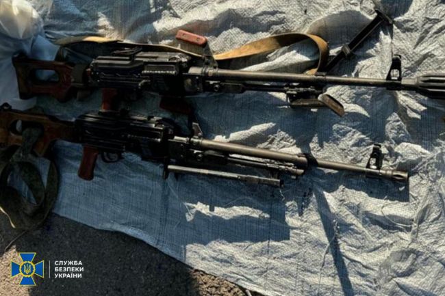 СБУ затримала ділків, які продавали криміналітету трофейні кулемети та вибухівку